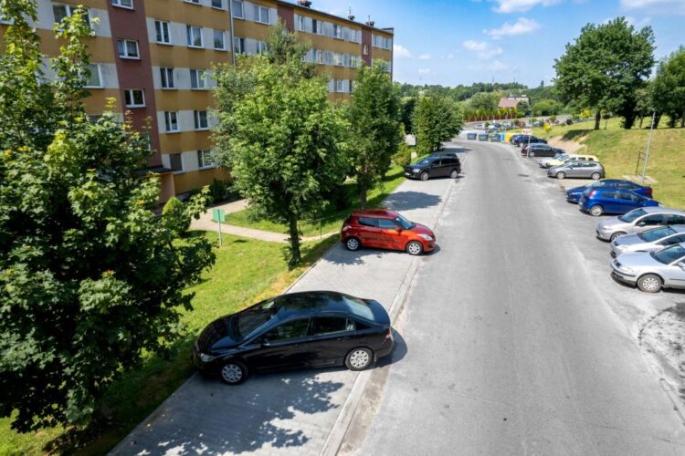 Nowe miejsca parkingowe w Ropczycach 1 - Polskie Radio Rzeszów Nowe miejsca parkingowe w Ropczycach