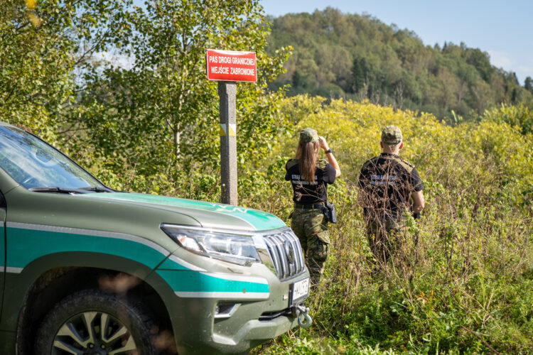 Nielegalnie przekroczyli granicę w Bieszczadach. Udawali turystów 1 - Polskie Radio Rzeszów Nielegalnie przekroczyli granicę w Bieszczadach. Udawali turystów