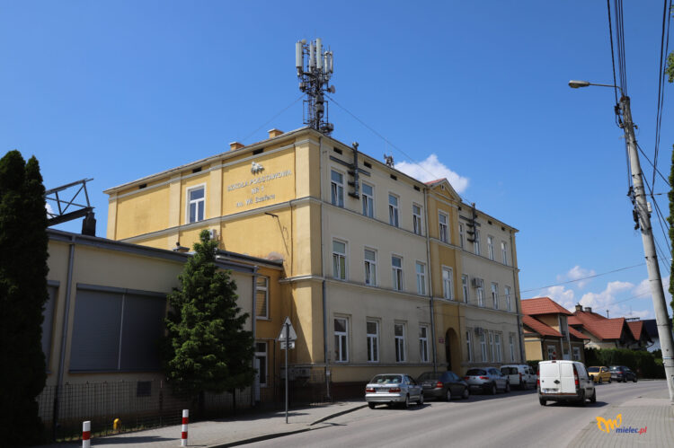 Maszt telekomunikacyjny na mieleckiej szkole zostanie zdemontowany 1 - Polskie Radio Rzeszów Maszt telekomunikacyjny na mieleckiej szkole zostanie zdemontowany