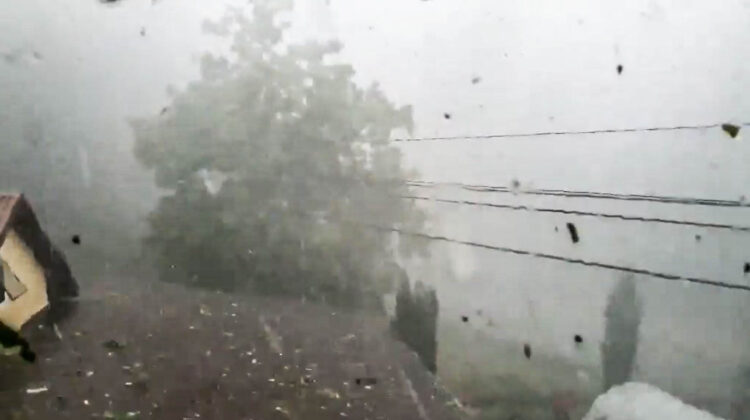 Szkwał nad Zalewem Solińskim. Grad wielkości piłeczek w Futomie (filmy)