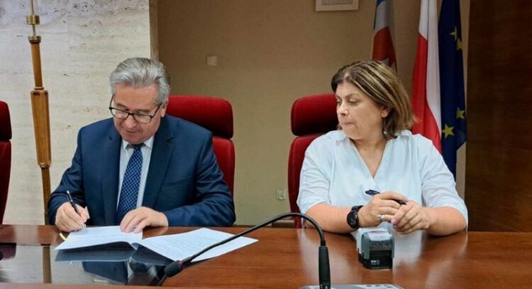 Dofinansowanie na utwardzenie placu i montaż ławek w Małej