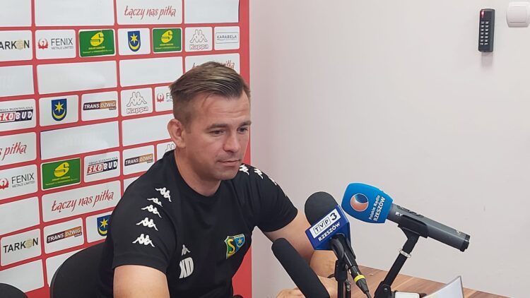 Piłka nożna. Siarka Tarnobrzeg remisem pożegnała swych kibiców