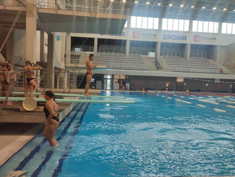 Skoki do wody. Reprezentanci Stali Rzeszów przygotowują się do mistrzostw Europy