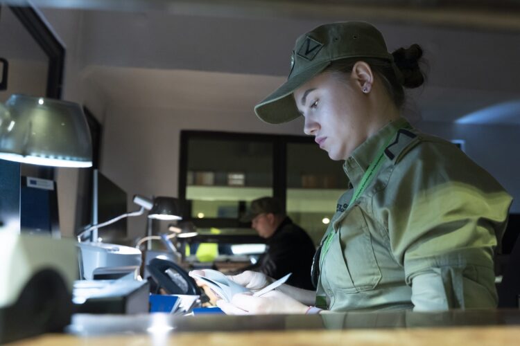 Pokazali fałszywe stemple. Chcieli zalegalizować pobyt w UE