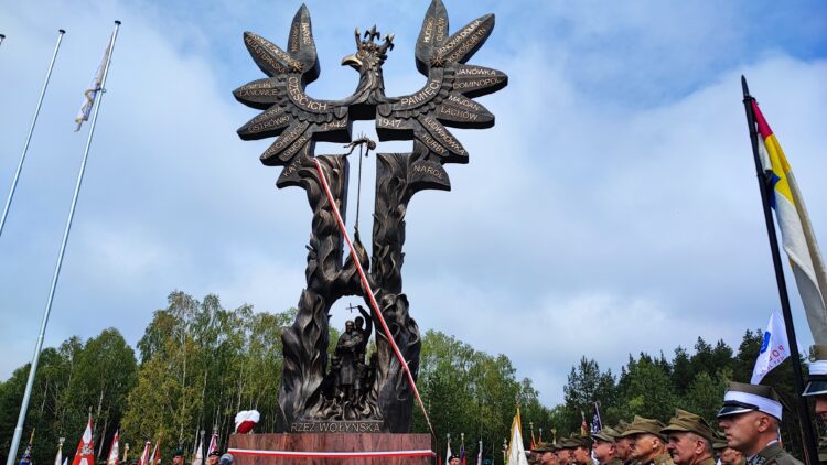 Pomnik w Domostawie, upamiętnienie ludobójstwa na Wołyniu (zdjęcia)