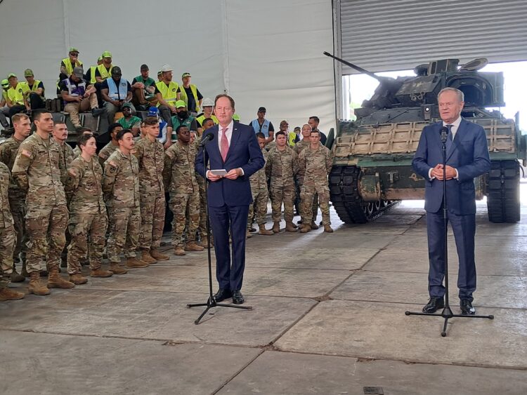 Brzeziński i Tusk odwiedzili żołnierzy w Jasionce