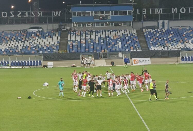 Piłka nożna. Udany początek Resovii