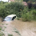 Rwący nurt porwał auto. Kierowca nie żyje 4 - Polskie Radio Rzeszów Rwący nurt porwał auto. Kierowca nie żyje - Polskie Radio Rzeszów