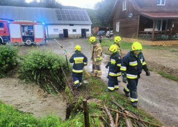 Lawina błotna w&nbsp;Bieszczadach. Nieprzejezdna droga, zalane piwnice