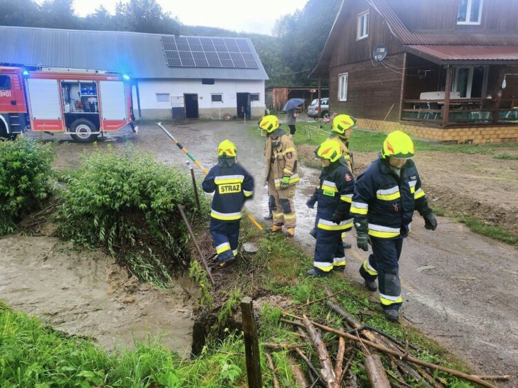 Lawina błotna w Bieszczadach. Nieprzejezdna droga, zalane piwnice