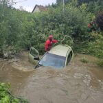 Rwący nurt porwał auto. Kierowca nie żyje 5 - Polskie Radio Rzeszów Rwący nurt porwał auto. Kierowca nie żyje - Polskie Radio Rzeszów