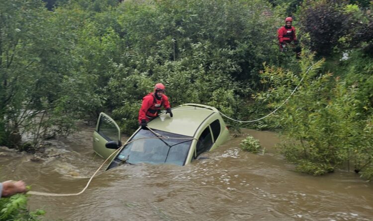 Rwący nurt porwał auto. Kierowca nie żyje