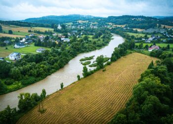 Średnie i niskie stany rzek mimo burz i ulew