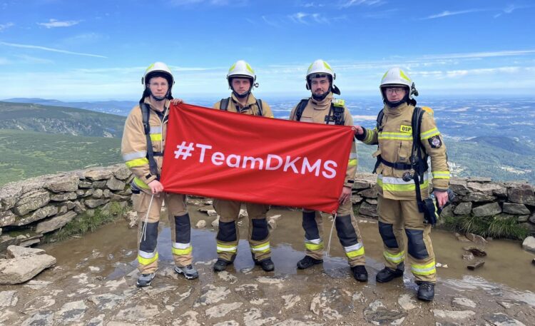 500 strażaków zdobyło Śnieżkę. Wspierają ideę dawstwa szpiku kostnego 1 - Polskie Radio Rzeszów 500 strażaków zdobyło Śnieżkę. Wspierają ideę dawstwa szpiku kostnego