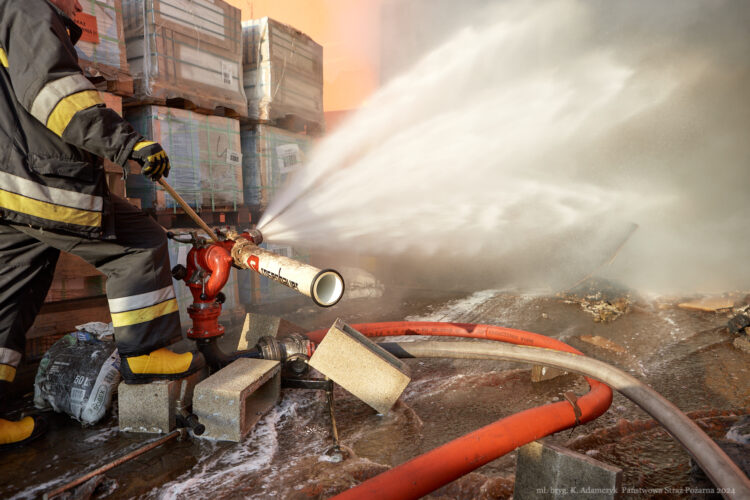 Zanieczyszczone rzeki po pożarze marketu w Krośnie