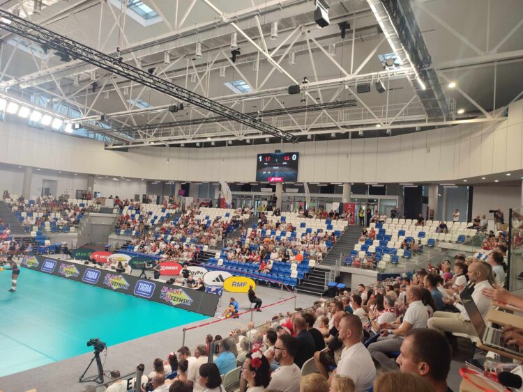 Siatkówka. Pewna wygrana Polek na początek turnieju w Mielcu