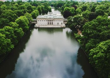 Ogrody Łazienek Królewskich i&nbsp;park wilanowski zamknięte do&nbsp;odwołania