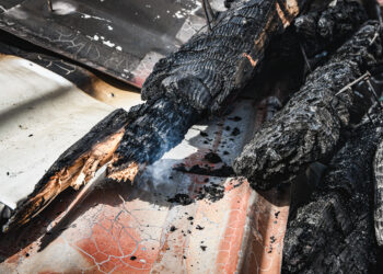 Policjanci uratowali mężczyznę z&nbsp;płonącego mieszkania