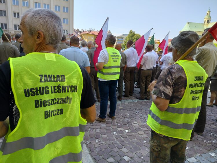 Protest leśników przed urzędem wojewódzkim w Rzeszowie