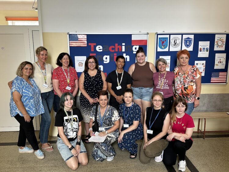 Wolontariusze z Ameryki Północnej uczą angielskiego w Rakszawie