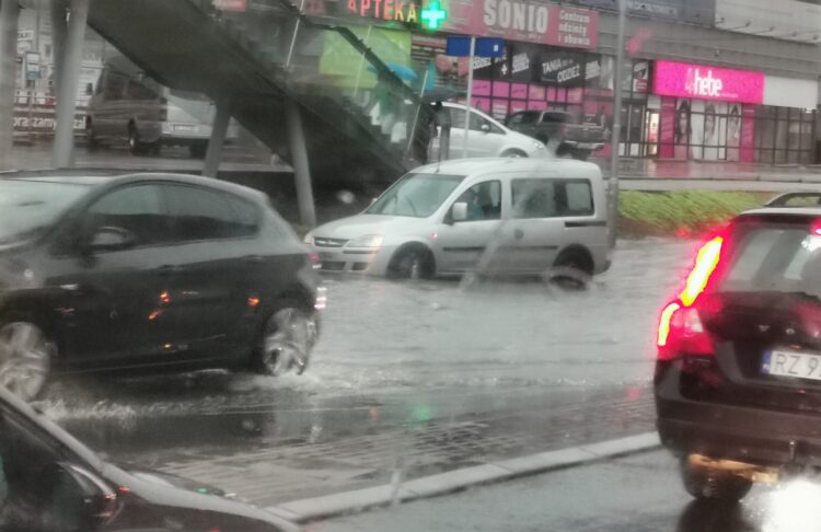 W regionie brak prądu, uszkodzone dachy. Zalane ulice w Rzeszowie (film, aktualizacja)