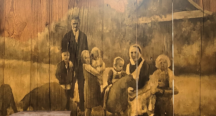 Wystawa deskali przedstawiających rodzinę Ulmów