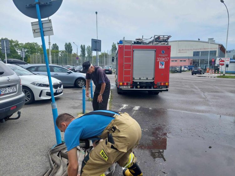 W regionie brak prądu, uszkodzone dachy. Zalane ulice w Rzeszowie (film, aktualizacja)