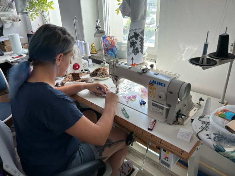 Przerabiają banery na torby i plecaki