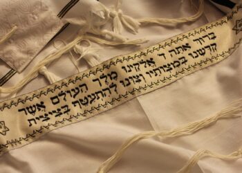 Tysiące osób na&nbsp;pogrzebie dzieci zabitych w&nbsp;sobotnim ataku Hezbollahu