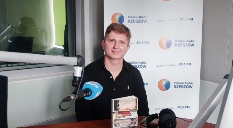 Maciej Marcisz o "Znakach zodiaku", różnicach między pokoleniami i życiu 1 - Polskie Radio Rzeszów Maciej Marcisz o „Znakach zodiaku”, różnicach między pokoleniami i życiu