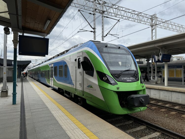 Wakacyjne problemy Polregio. Zawieszone pociągi z powodu braku maszynistów