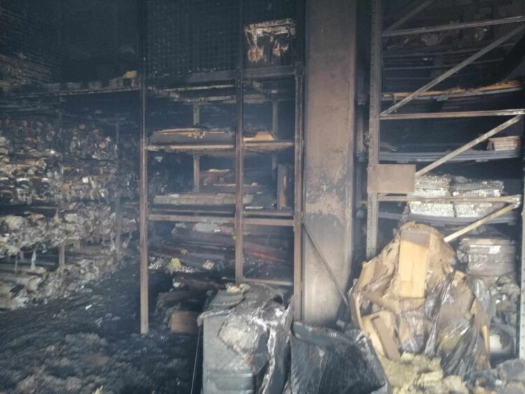 W Krośnie trwa dogaszanie pożaru sklepu budowlanego (zdjęcia zniszczeń)