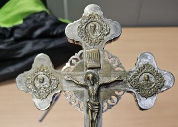 Zabytkowy krzyż ukryty w&nbsp;podróżnym bagażu