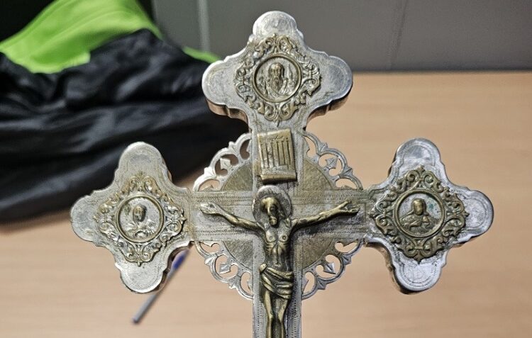 Zabytkowy krzyż ukryty w podróżnym bagażu