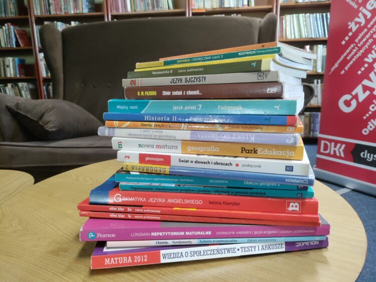 MBP w Lubaczowie rozdaje podręczniki do szkół