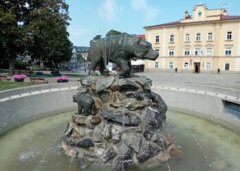 Przemyska fontanna z&nbsp;niedźwiedziami znów zachwyca turystów