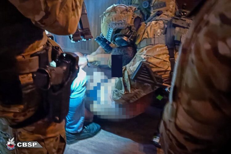 Gwałt, handel bronią, rozboje. Policja rozbiła gang pseudokibiców