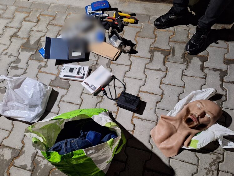 Policjanci odzyskali skradzione bmw, w złodziejskiej dziupli wpadło czterech mężczyzn