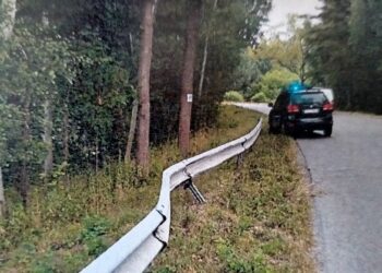 Nietrzeźwy 24-latek zasnął za&nbsp;kierownicą i&nbsp;wjechał w&nbsp;barierki