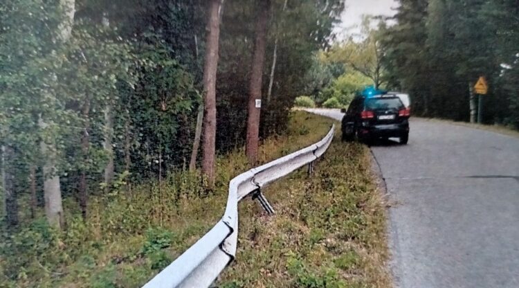 Nietrzeźwy 24-latek zasnął za kierownicą i wjechał w barierki
