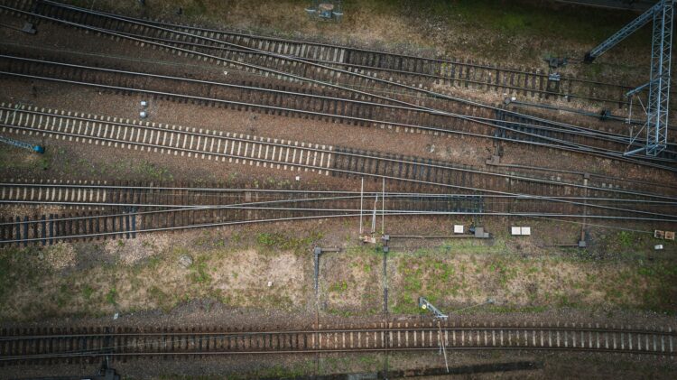 Wjechał pod nadjeżdżający pociąg. Nie przeżył zderzenia