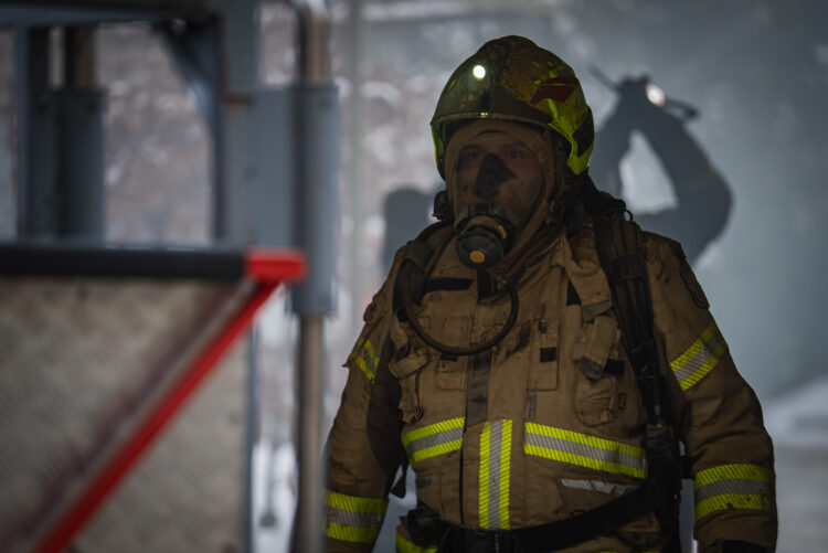 Pożar pustostanu w Rzeszowie. Kłęby dymu nad ulicą (fotogaleria)