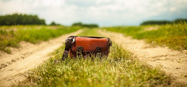Turysta znalazł w górach torebkę z pieniędzmi, zaniósł policji 1 - Polskie Radio Rzeszów Turysta znalazł w górach torebkę z pieniędzmi, zaniósł policji