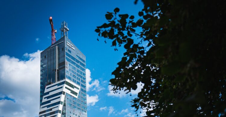 Montaż iglicy na wieżowcu. Będą utrudnienia