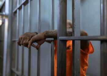 Angielskie więzienia pękają od&nbsp;ilości osadzonych. Padł rekord