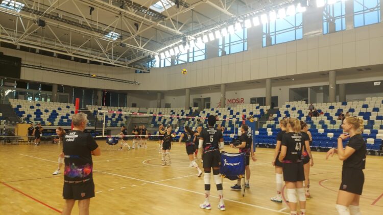 Siatkówka. Sparing siatkarek z Mielca