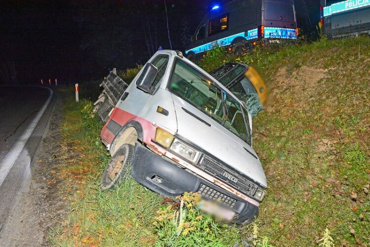 Wypadek w Woli Komborskiej. Pijany kierowca iveco wjechał do rowu, transportując koparkę
