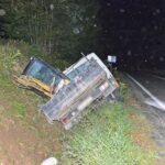 Wypadek w Woli Komborskiej. Pijany kierowca iveco wjechał do rowu, transportując koparkę - Polskie Radio Rzeszów