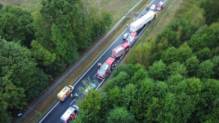 7 osób rannych w wypadku pojazdu wojskowego na drodze w Cmolasie
