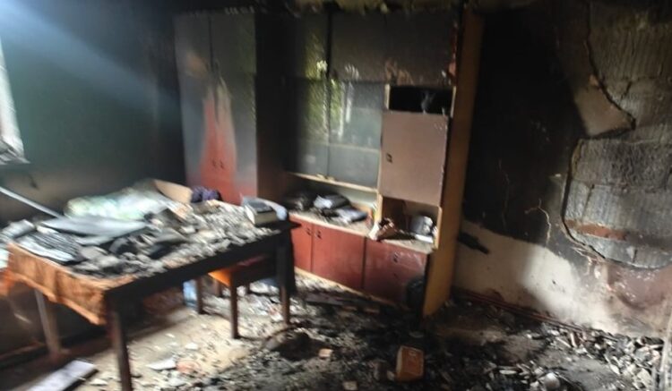 Policjanci uratowali 93-latkę z płonącego domu